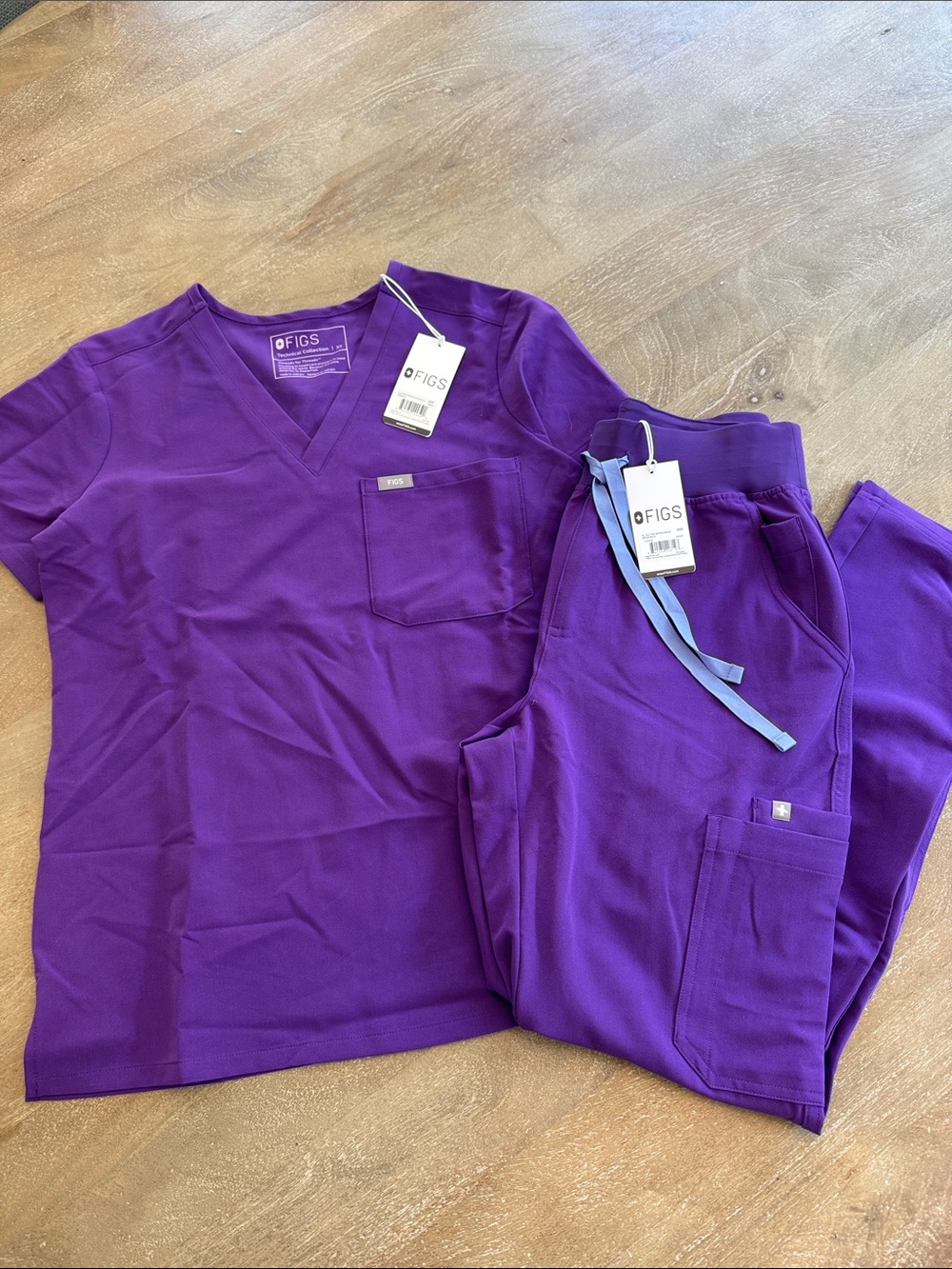FIGS Women’s  Purple Scrub Top and Drawstring Pants Set Sz XS NWT